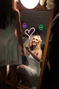 Happy Selfie Magic Mirror Interattivo Per Matrimoni che puoi noleggiare direttamente sul nostro sito web