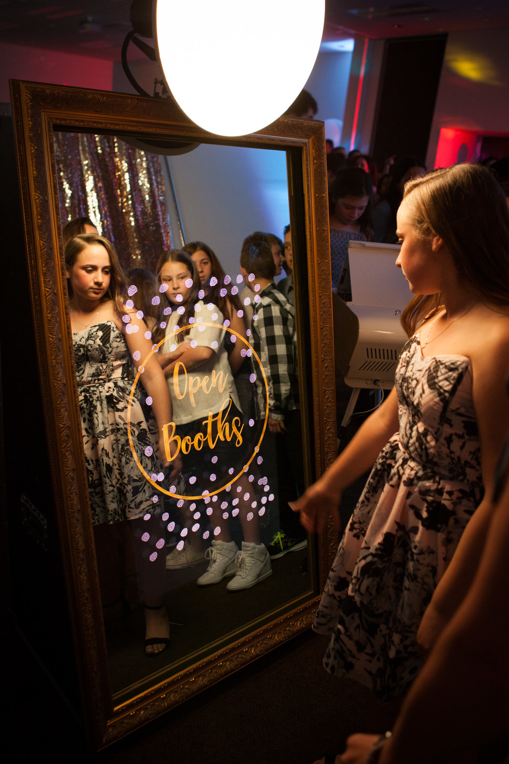 Il Magic Mirror by Happy Selfie può essere noleggiato per creare un area selfie esclusiva