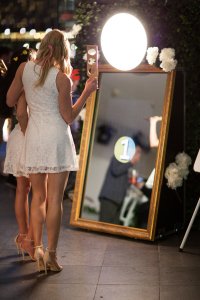 Happy Selfie Magic Mirror ideale da nolleggiare per creare un area Selfie per gli ospiti del tuo Matrimonio