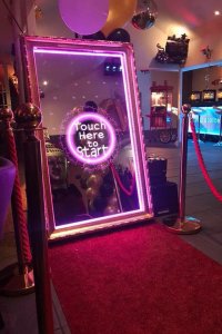 Il nostro Magic Mirror Selfie Booth viene noleggiato per eventi con Red Carpet per essere ancora più chic
