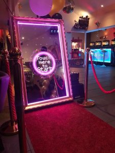 Il nostro Magic Mirror Selfie Booth viene noleggiato per eventi con Red Carpet per essere ancora più chic